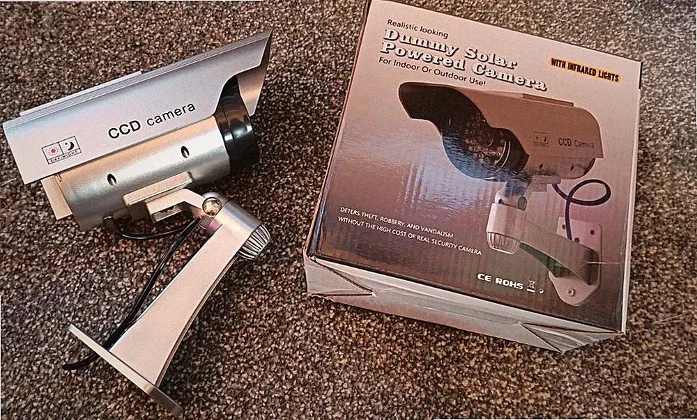 Solarbetriebene "Dummy" Kamera LED gefälschte Sicherheit CCTV roter Ring IR Licht (silber)